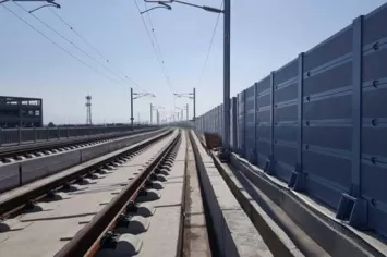 Vertical sound barrier